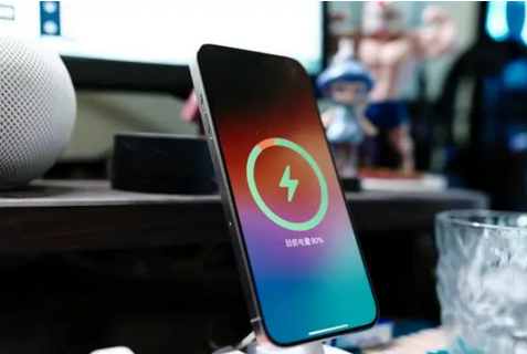 红原苹果15换屏服务分享用什么充电器给iPhone15充电更好 